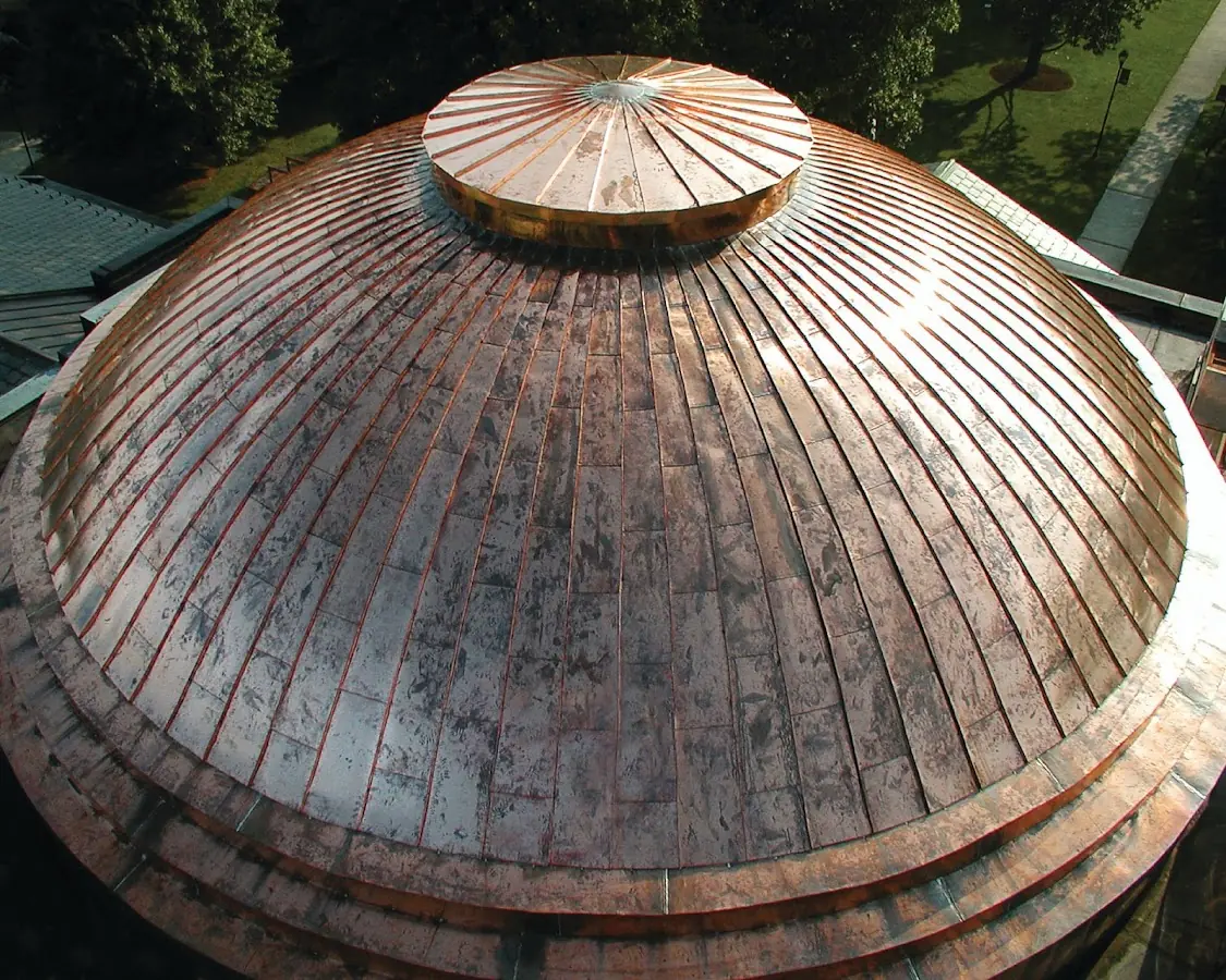 Craftsman Roofing crew installing a new roof in Paris